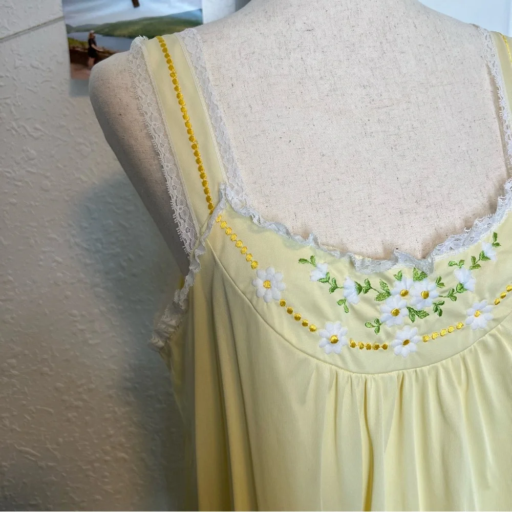VNTG 70s Butter Yellow Embroidered Daisy Nightgown - Picture 3 of 6